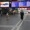 Vier Weltreligionen beten im leeren Zürcher Hauptbahnhof 