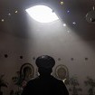Der koptische Bischof Thomas im Gebet unter dem «Auge Gottes» in einer Kirche seines spirituellen Zentrums Anafora. (Fotos: Roger Anis)