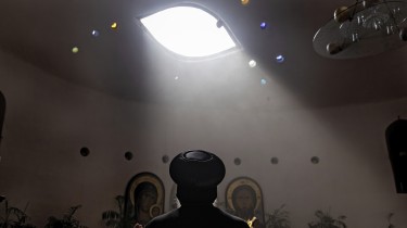 Der koptische Bischof Thomas im Gebet unter dem «Auge Gottes» in einer Kirche seines spirituellen Zentrums Anafora. (Fotos: Roger Anis)