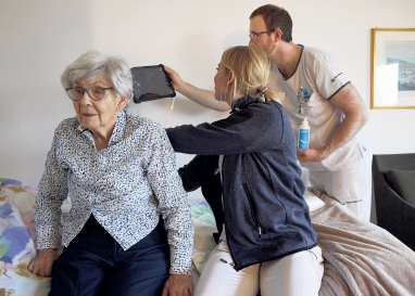 Das Spital zuhause: Patientin Ruth Weber, Elisa Heising und Pablo Mesa. (Fotos: Annette Boutellier)