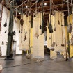 Das Häkeln von Taschen gibt mexikanischen Frauen einen Zugang zu ihrer Erfahrung einer der Sterilisation – und die Fragen auf Stoffbahnen empfangen Ausstellungsbesuchende einnehmend. (Foto: Thomas Batschelet)