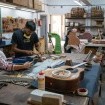 Lukas Brunners Gitarren sind Unikate und passen ins Handgepäck. Eine Partnerfirma gibt es in Indien.