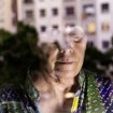 Körper und Seele schützen: Unter der Corona-Pandemie leiden Men­schen mit Demenz ganz besonders  