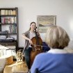 Die Cellistin Valentina Dubrovina spielt nicht nur in Orches­tern, sondern auch solo in Wohnzimmern.