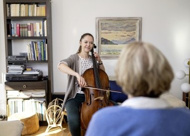 Die Cellistin Valentina Dubrovina spielt nicht nur in Orches­tern, sondern auch solo in Wohnzimmern.
