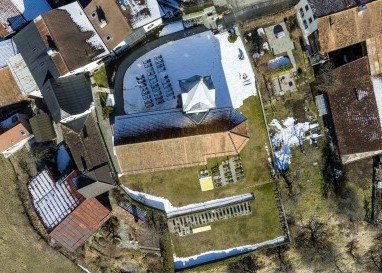 Das Bau von Solarpanels auf der Kirche in Trin sorgte für Wirbel - jetzt liegt die Bewilligung vor