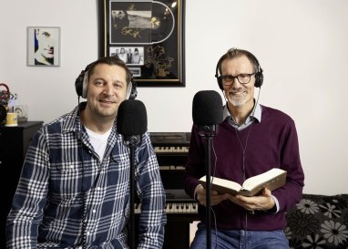 Neuer Podcast bringt biblische Themen in den Alltag. Ein Radiomoderator und Pfarrer diskutieren.