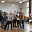 Party machen zu Musik aus der Jugend:  In Josefinas Tanzcafé schwingen Demenzkranke das Tanzbein. 