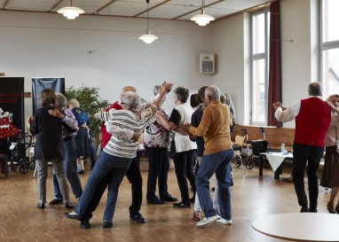 Party machen zu Musik aus der Jugend:  In Josefinas Tanzcafé schwingen Demenzkranke das Tanzbein. 