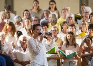 Ein Frauenchor mit fast 90 Sängerinnen begeisterte an Pfingsten  in der  Kirche in Scuol. 