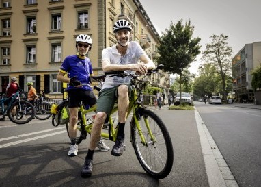 Blinde und sehbehinderte Menschen können in Bern mit freiwilligen Piloten Tandem fahren