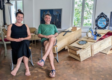 Den Tod ins Leben holen: Andrea Suter und Hannes Hergarten laden ein, den eigenen Sarg zu zimmern.