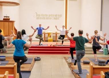 Gott durch Bewegung nah sein: In der reformierten Kirche Möhlin wird Liturgie mit  Yoga verwoben. 