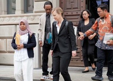 Inselbewohnerinnen aus Indonesien fordern vor Zuger Gericht Verantwortung von Holcim