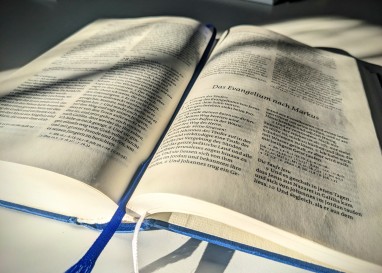 Sie verstehen Bahnhof? Mit diesen Tipps geht das Bibellesen leichter.