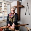 Im Emmental pflegt Elisabeth Aeschlimann eine Tradition: Sie beschriftet Grabkreuze von Hand