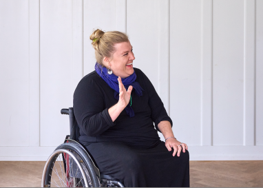 Flavia Fall findet, dass Gotten, Göttis Teil des Dorfs fürs Aufwachsen eines Kindes sein sollten