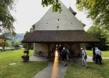Die kleine alte Thuner Kirche Scherzligen wird durch Naturphänomene zu einer grossen Besonderheit