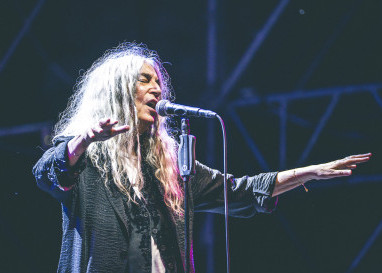 Die Poetin Patti Smith spricht und singt über die Trauer, die Hoffnung und ihr Leben mit den Toten