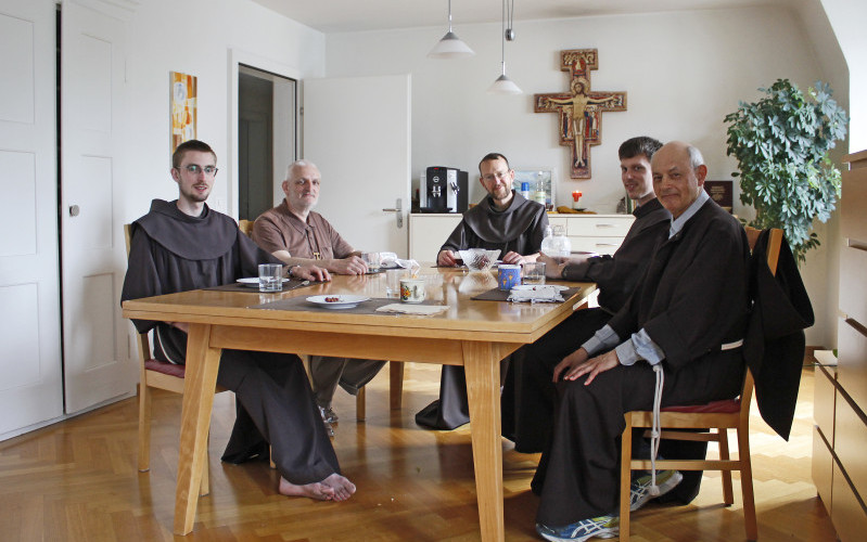 Die Reportage aus dem Kloster in Zürich, wo Franziskaner ohne Besitz in der Stadt der Reichen leben